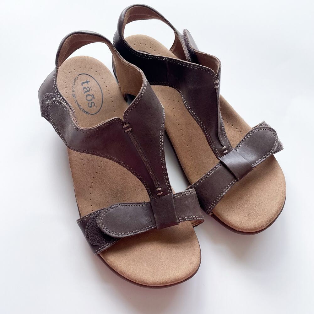 Taos The Show Brown Leather T-Strap Sandals Size 9